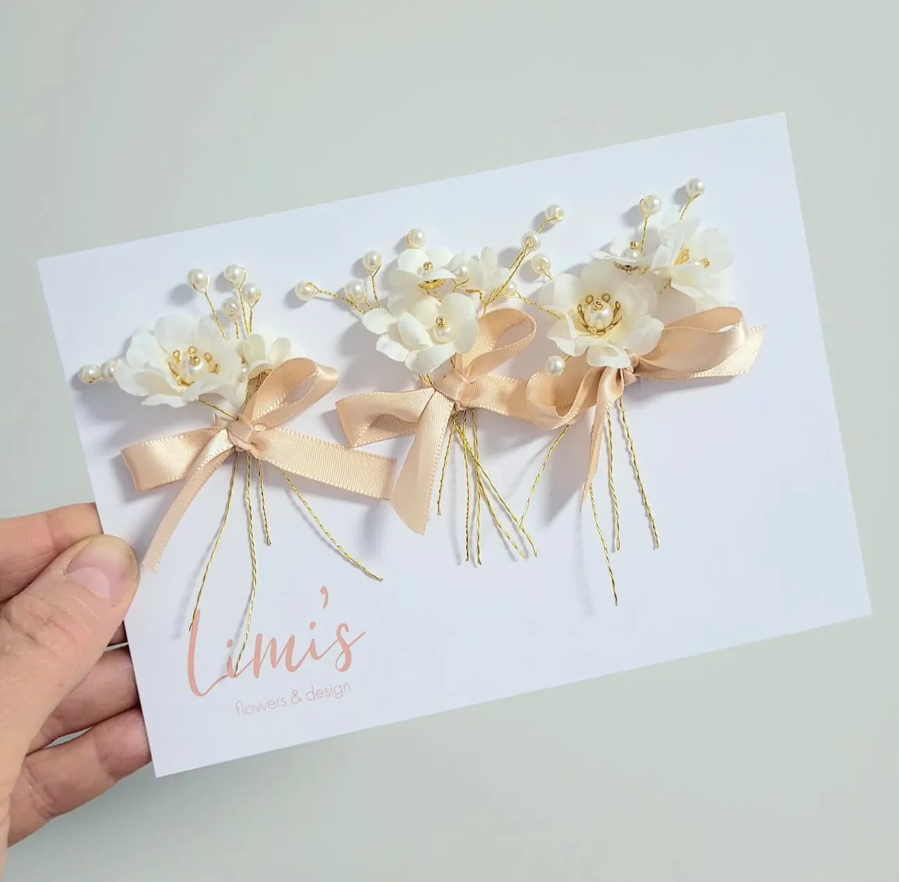 סיכות פרחים של Limi's על כרטיס ממותג